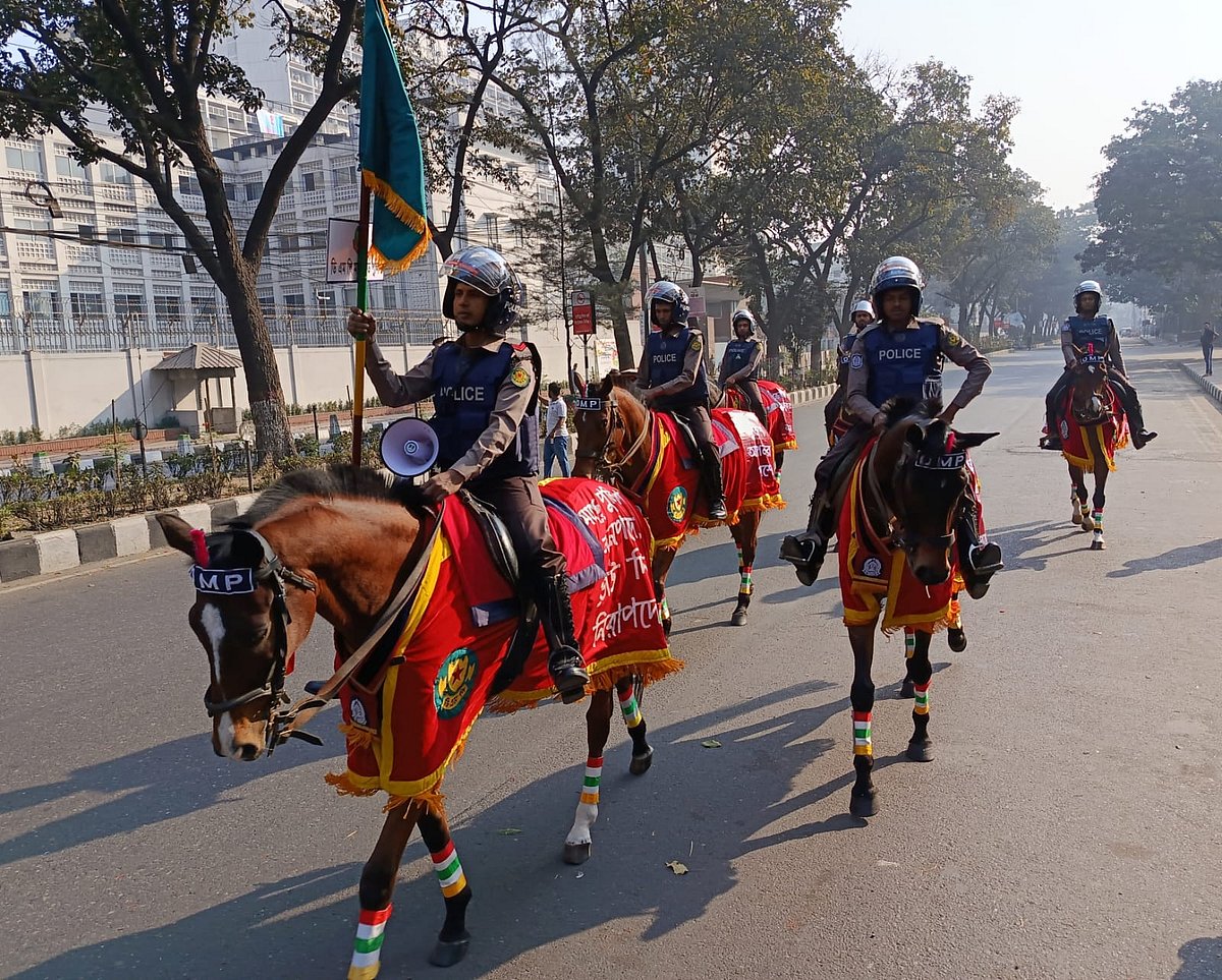ডিএমপির অশ্বারোহী দল এভাবে জনগণকে ভোটদানে উদ্বুদ্ধ করছেন। ছবিটি সকাল নয়টার দিকে রাজধানীর আবদুল গনি রোড থেকে তোলা