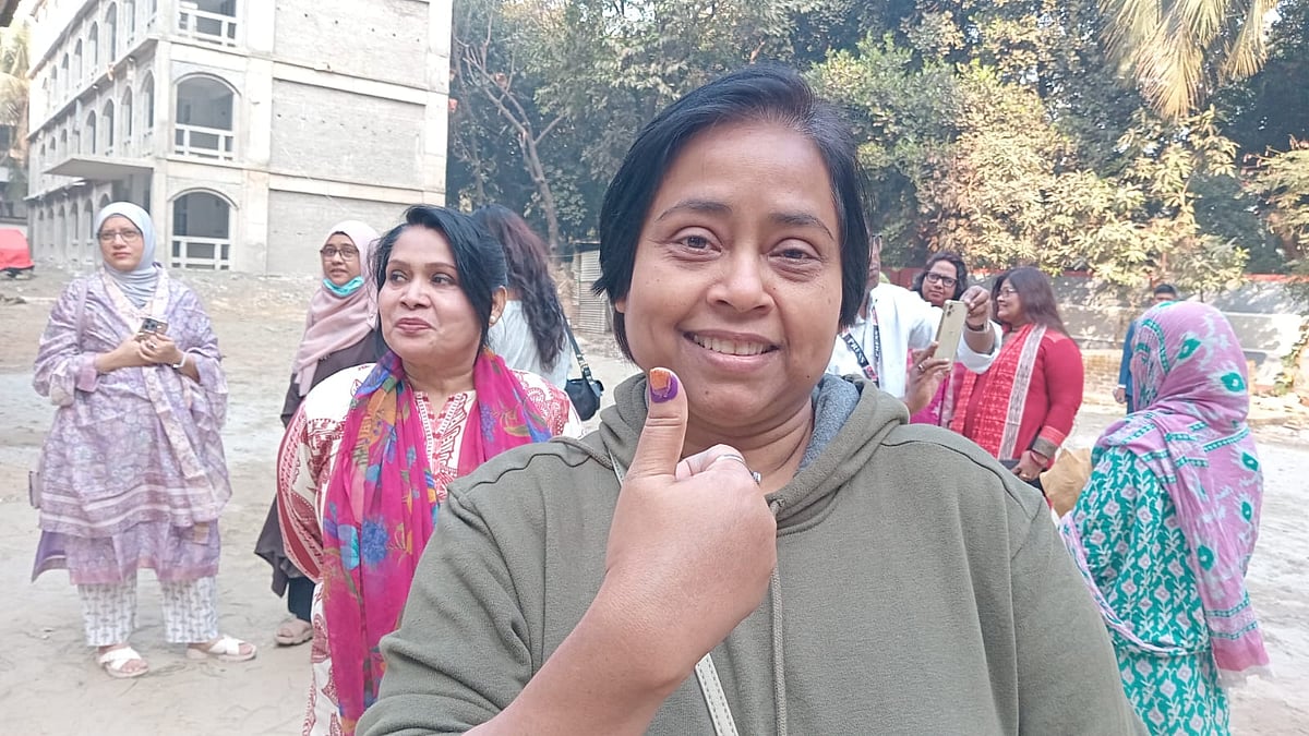 জীবনে প্রথম ভোট দিয়ে আঙুলের অমোচনীয় কালি দেখান বুশরা আহমেদ। বৃহস্পতিবার সকালে, রাজধানীর গুলশান মডেল হাইস্কুল অ্যান্ড কলেজ কেন্দ্রে