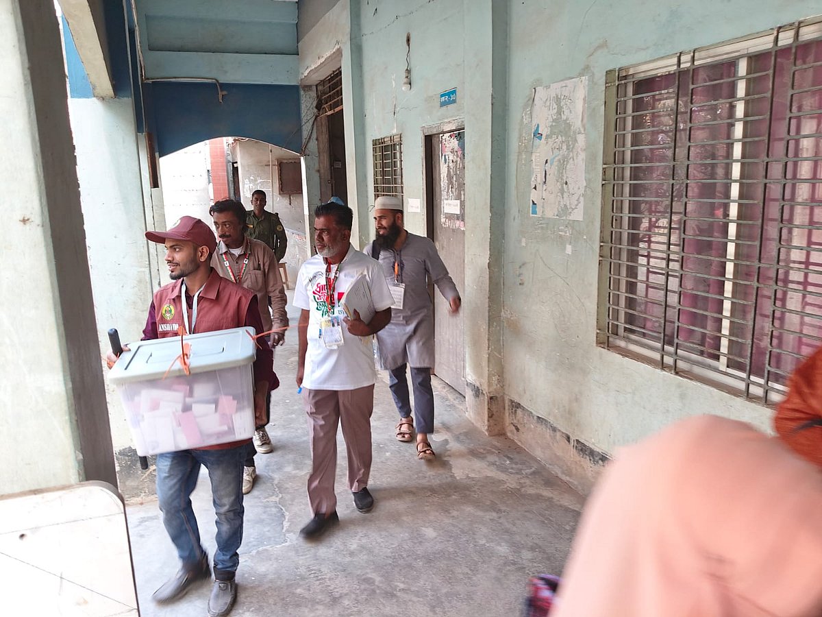 ভোট শেষ হওয়ার সঙ্গে সঙ্গে ব্যালট বাক্স আসতে শুরু করেছে প্রিজাইডিং কর্মকর্তার অফিসে। ছবিটি টিএন্ডটি বালক উচ্চবিদ্যালয় কেন্দ্র থেকে তোলা