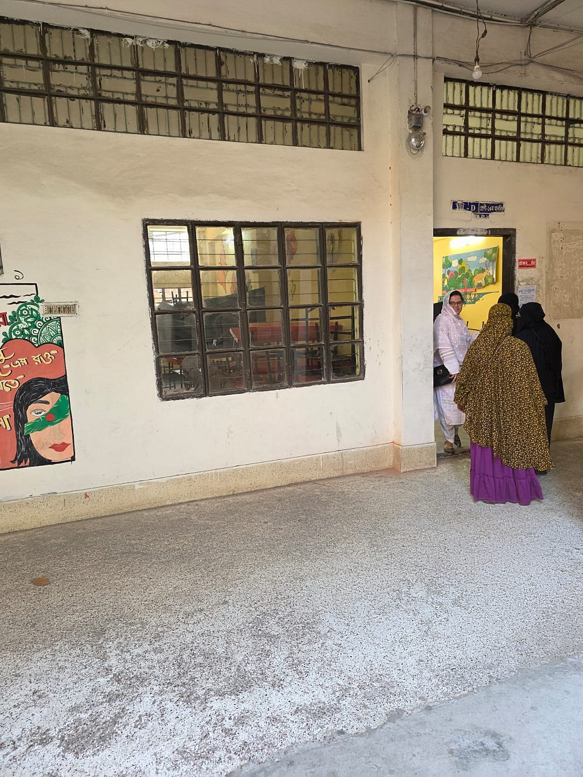 মিরপুর গার্লস আইডিয়াল ল্যাবরেটরি ইনস্টিটিউটের অবস্থান ঢাকা–১৬ আসনে। এ প্রতিষ্ঠানে নারী ও পুরুষদের জন্য আলাদা দুটি ভোটকেন্দ্র রয়েছে