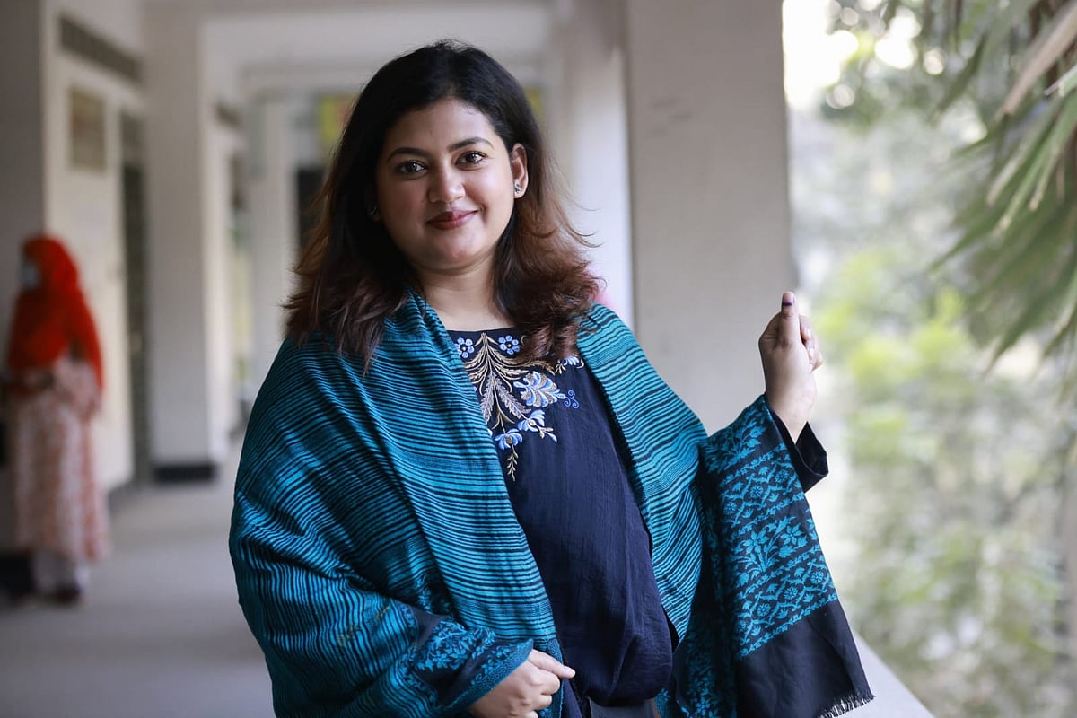 ভোট দেওয়ার পর উচ্ছ্বাস প্রকাশ করছেন এই ভোটার। সকাল সাড়ে আটটার দিকে রাজধানীর খিলগাঁও মডেল কলেজ কেন্দ্র থেকে তোলা