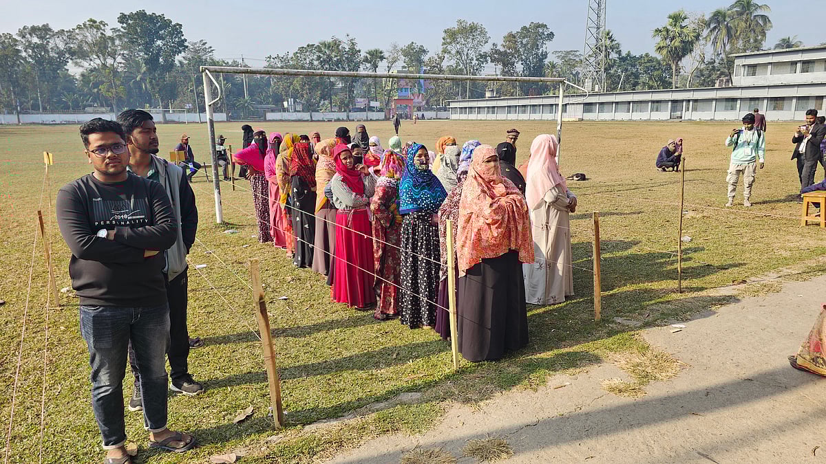 বাগেরহাটে সকাল সকাল ভোটকেন্দ্রে উপস্থিত হন এসব ভোটারেরা। আজ সকালে শহরের খানজাহান আলী ডিগ্রি কলেজ কেন্দ্রে