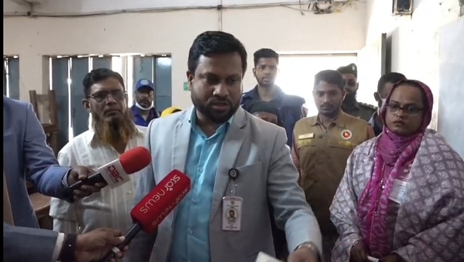 গাজীপুরের শ্রীপুর পাইলট সরকারি উচ্চবিদ্যালয় কেন্দ্রে এক নারীর ভোটারের ভোট অজ্ঞাত একজন দিয়ে গেছেন। এ ঘটনায় সহকারী প্রিজাইডিং কর্মকর্তাসহ তিনজনকে প্রত্যাহার করা হয়েছে