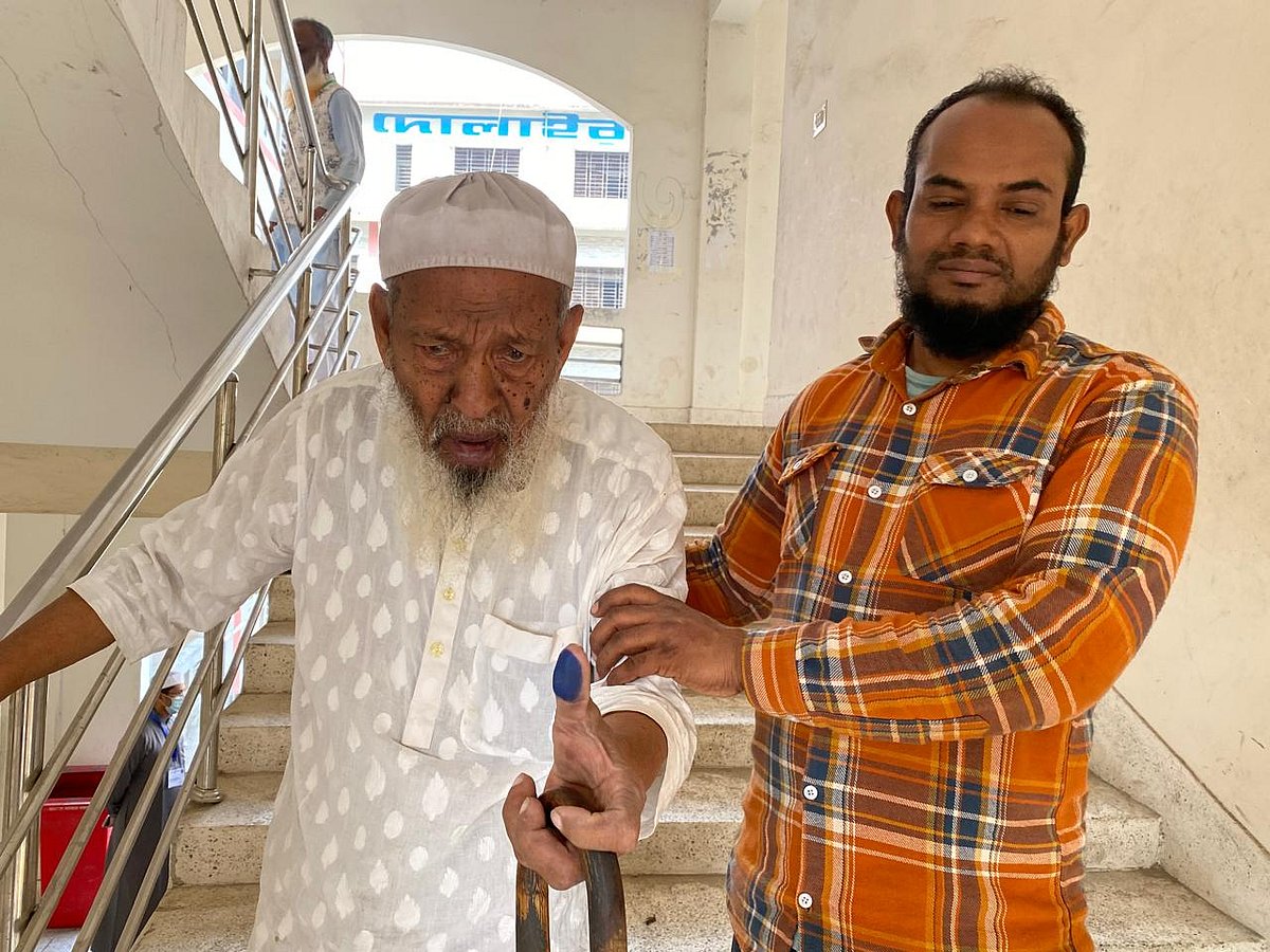 ভোট দিয়ে বের হচ্ছেন অশীতিপর আবু মুসা। দোলাইরপাড়, ঢাকা; ১২ ফেব্রুয়ারি ২০২৬