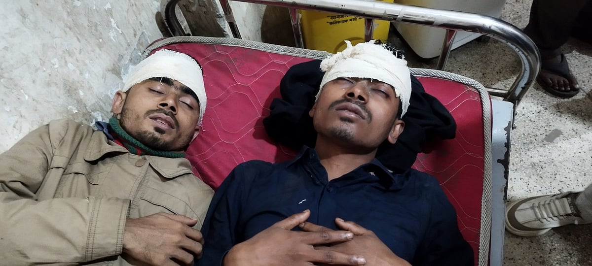 নোয়াখালীর হাতিয়ায় নির্বাচনের সংবাদ সংগ্রহের সময় হামলায় আহত বিটিভির প্রতিবেদক ও তাঁর মোটরসাইকেল চালক। আজ দুপুরে উপজেলা স্বাস্থ্য কমপ্লেক্সে