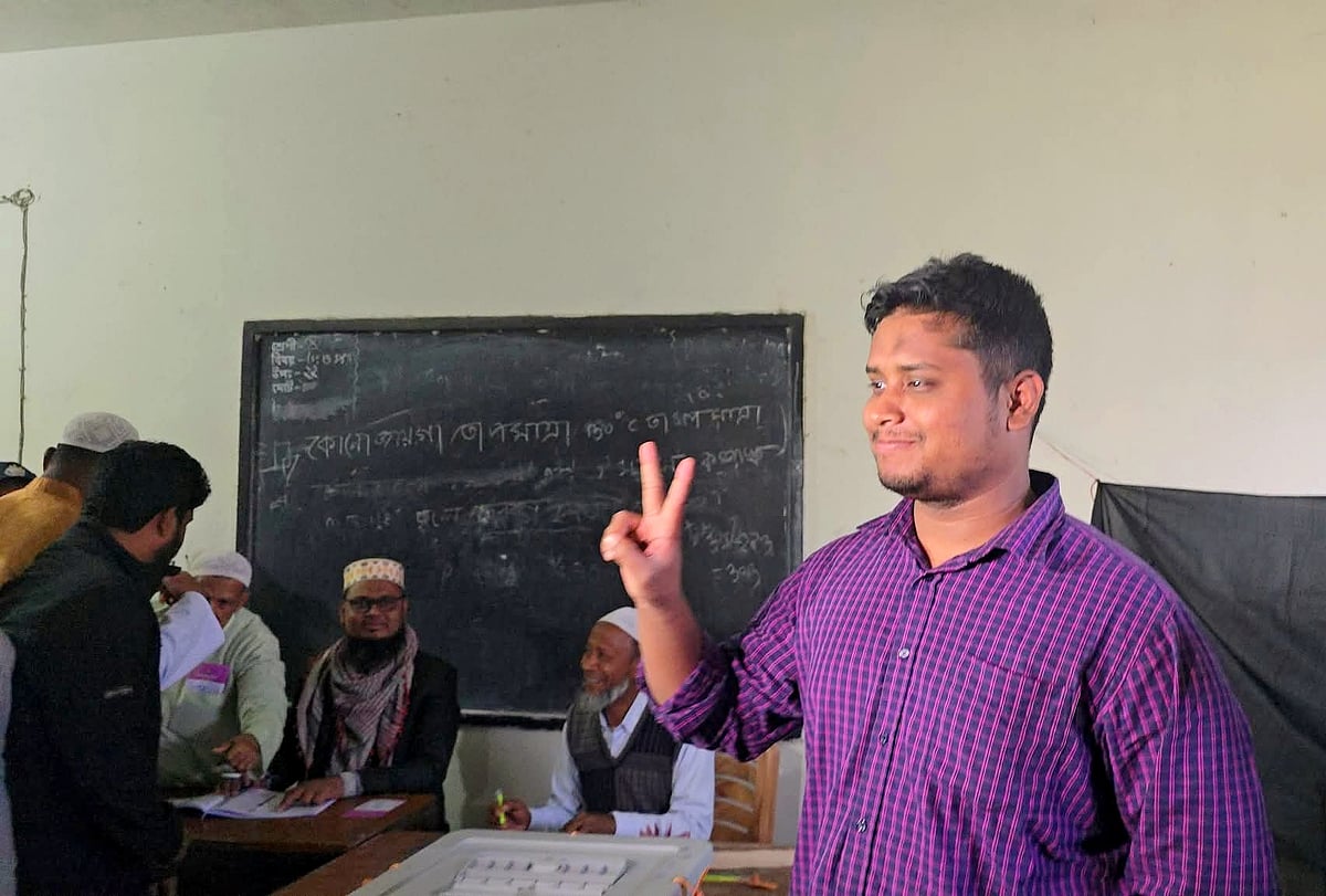 কুমিল্লার দেবীদ্বার উপজেলার রসুলপুর ইউনিয়নের গোপালনগর উচ্চবিদ্যালয় কেন্দ্রে ভোট দেন কুমিল্লা-১১ আসনের প্রার্থী হাসনাত আবদুল্লাহ। আজ বৃহস্পতিবার সকালে