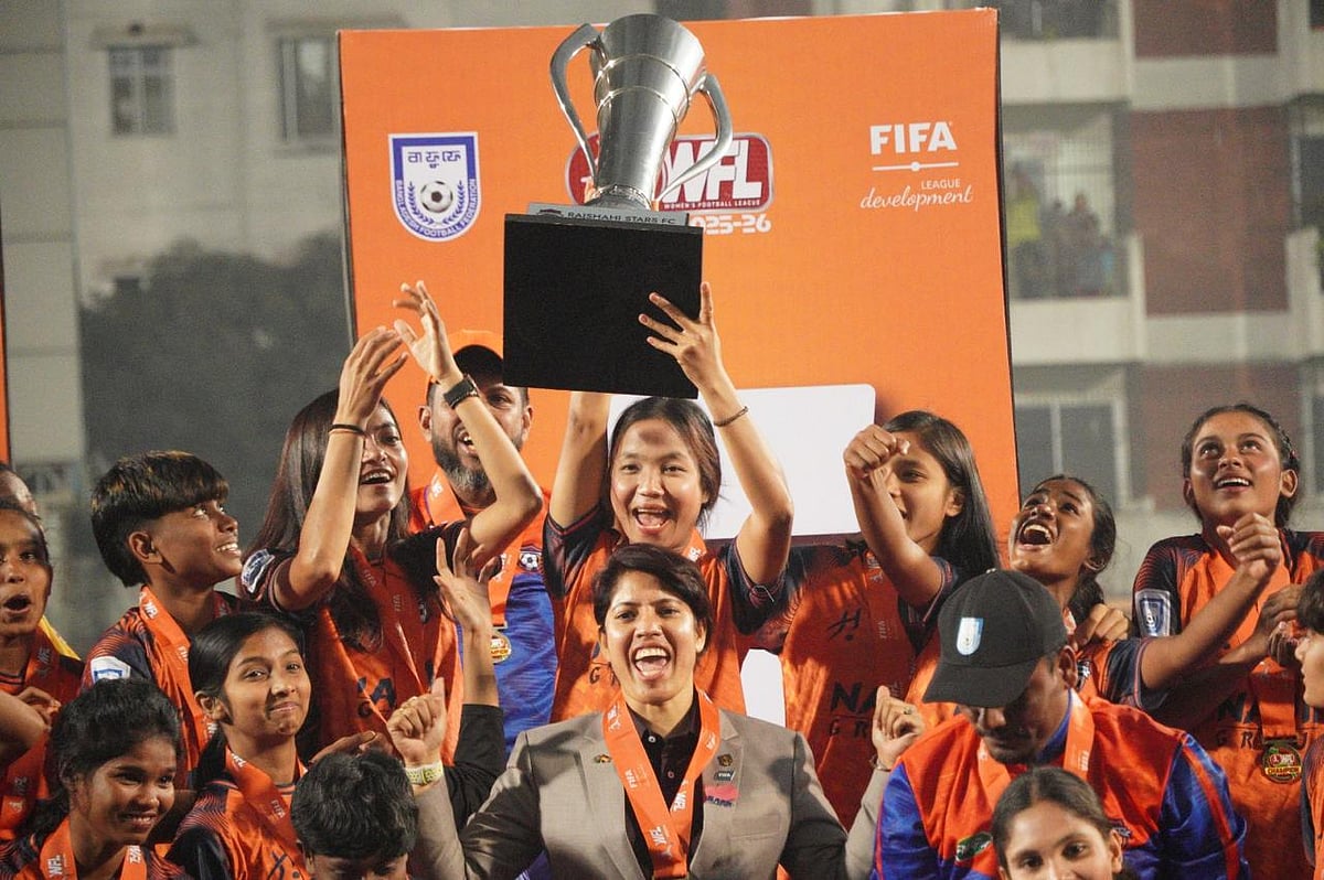 কমলাপুর স্টেডিয়ামে সেনাবাহিনীর বিপক্ষে ৩-০ গোলে জিতে শিরোপা উৎসব করেছে মেয়েদের লিগে নবাগত দল রাজশাহী