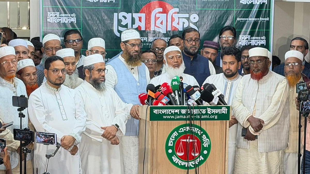 সংবাদ সম্মেলনে বাংলাদেশ জামায়াতে ইসলামীর আমির শফিকুর রহমান। শুক্রবার রাতে রাজধানীর মগবাজারে জামায়াতে ইসলামীর কেন্দ্রীয় কার্যালয়ে