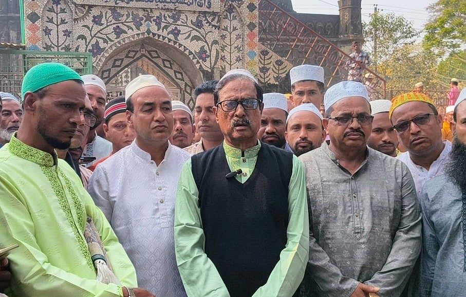 জুমার নামাজ শেষে সাংবাদিকদের সঙ্গে কথা বলেন কিশোরগঞ্জ-৪ আসনে জয়ী বিএনপি নেতা ফজলুর রহমান। আজ শুক্রবার দুপুরে কিশোরগঞ্জের ইটনা উপজেলার বড়হাটি গ্রামের ঐতিহ্যবাহী শাহি মসজিদের সামনে