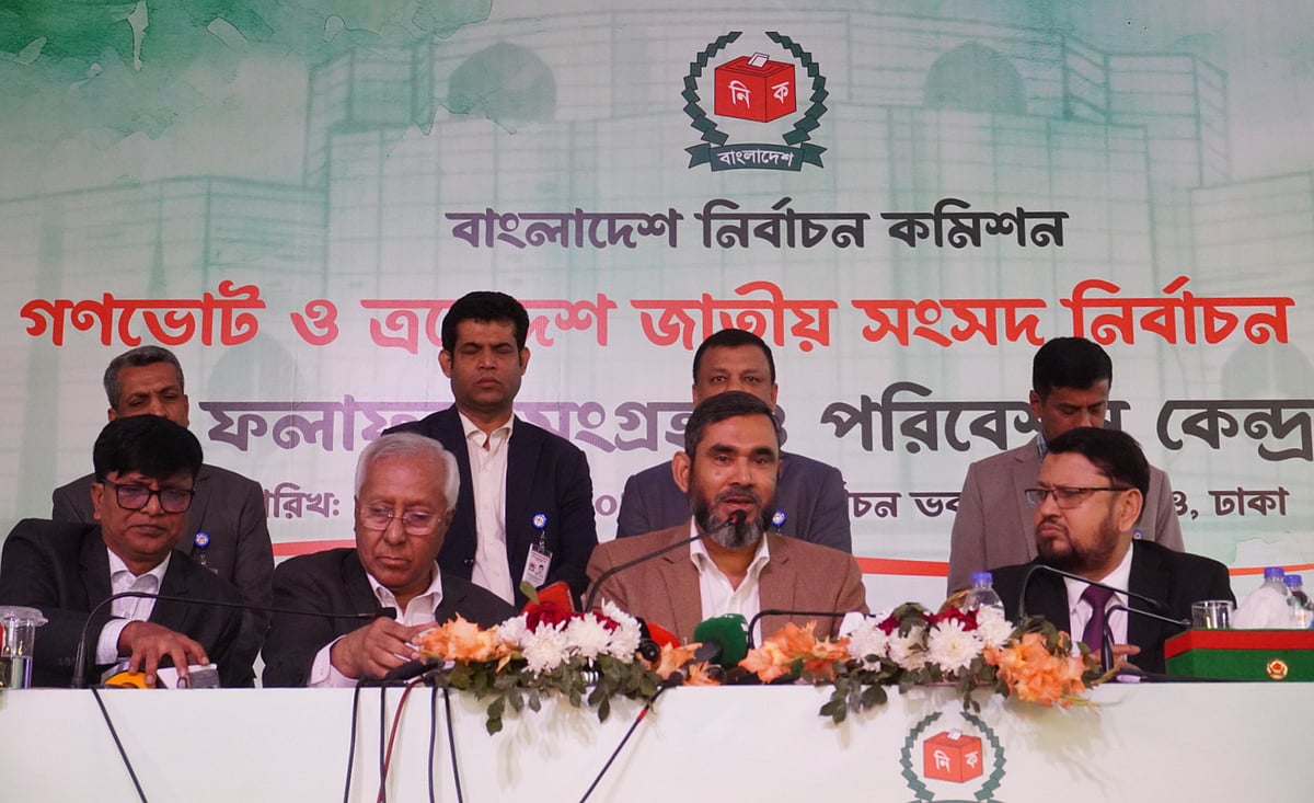 ভোটের প্রাথমিক বেসরকারি ফলাফল ঘোষণা শেষে সমাপনী বক্তব্য। আজ শুক্রবার বেলা পৌনে ১১টার দিকে রাজধানীর আগারগাঁও নির্বাচন ভবনে