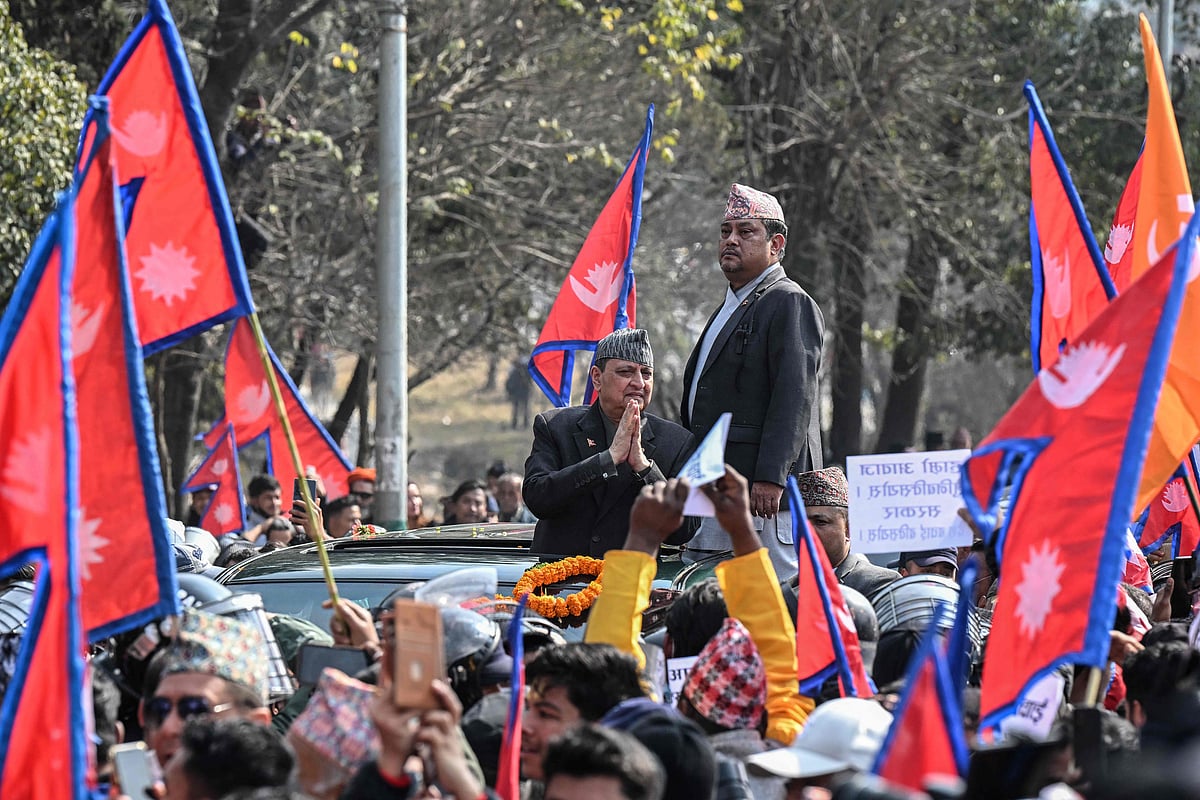 ছুটি কাটিয়ে দেশে ফেরা সাবেক রাজা জ্ঞানেন্দ্রকে বরণ করে নিতে আজ শুক্রবার নেপালের রাজধানী কাঠমান্ডুতে জনসমাগম হয়