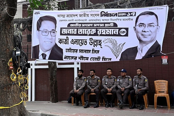 ত্রয়োদশ জাতীয় সংসদ নির্বাচনের পরদিন বিএনপির একটি কার্যালয়ের সামনে বসে আছেন পুলিশ সদস্যরা। ঢাকা, ১৩ ফেব্রুয়ারি ২০২৬