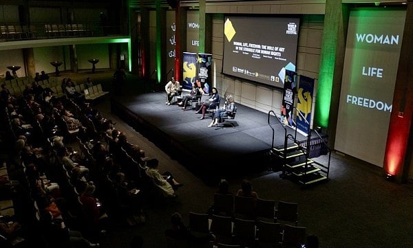 ‘নারী, জীবন, স্বাধীনতা ও মানবাধিকারের সংগ্রামে শিল্পের ভূমিকা’ শীর্ষক ২০২৩ সালের পেন ওয়ার্ল্ড ভয়েসেস ফেস্টিভ্যালের একটি অনুষ্ঠান