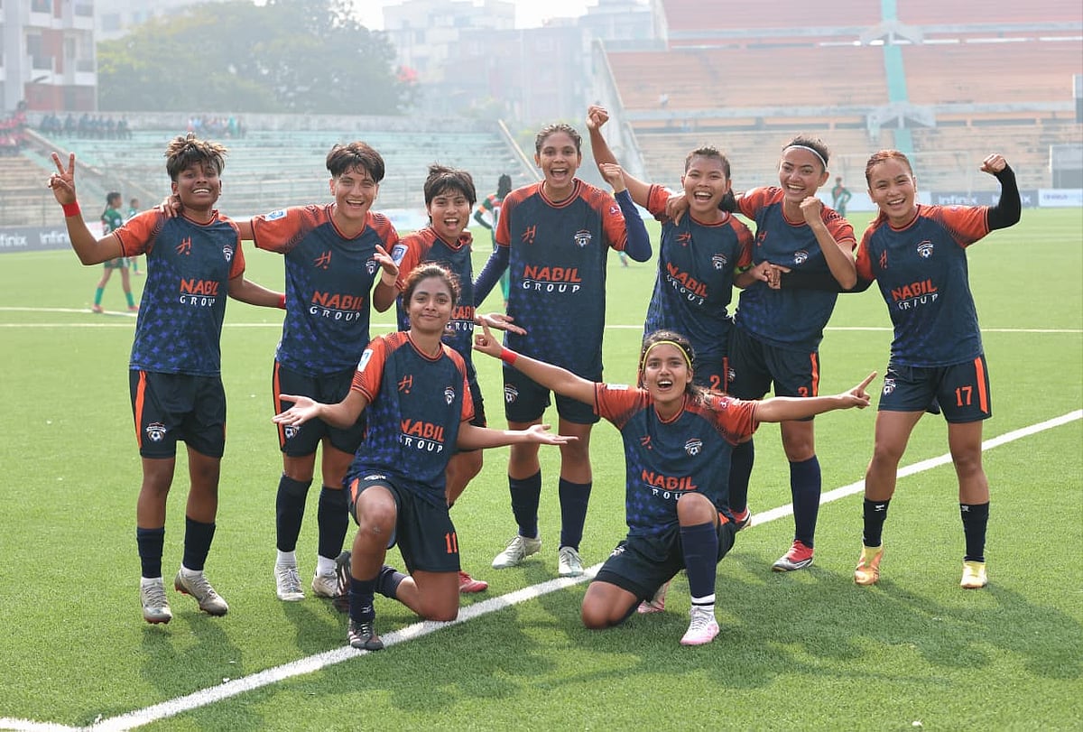 দ্বিতীয় গোলের পর রাজশাহীর খেলোয়াড়দের উদ্‌যাপন। আজ কমলাপুর স্টেডিয়ামে