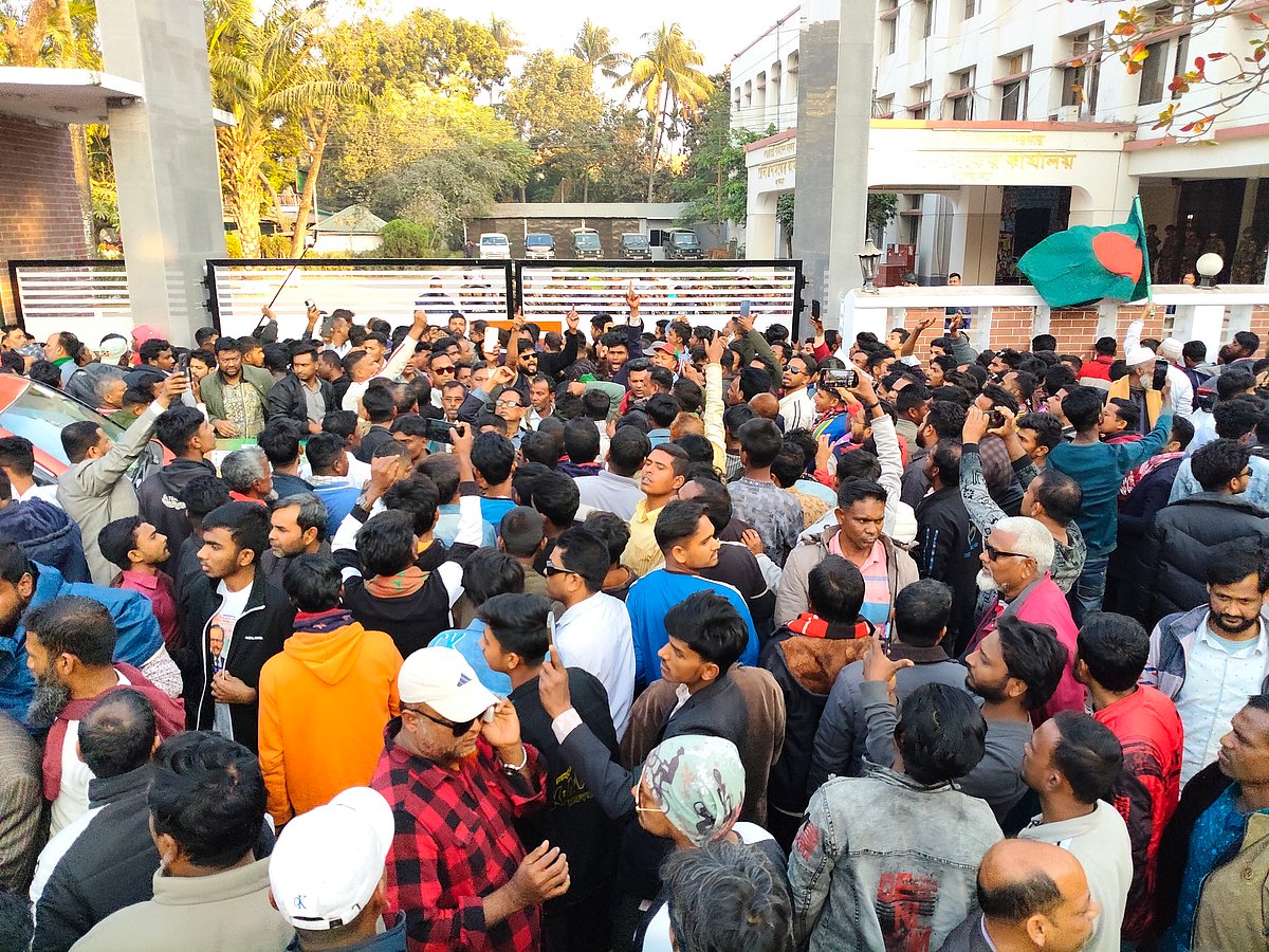 পাবনা-৩ ও পাবনা-৪ আসনে ভোট পুনর্গণনার দাবিতে জেলা প্রশাসক ও জেলা রিটার্নিং কর্মকর্তার কার্যালয়ের সামনে অবস্থান নিয়েছেন বিএনপির নেতা–কর্মীরা। আজ শুক্রবার বিকেলে পাবনা জেলা প্রশাসকের কার্যালয়ে