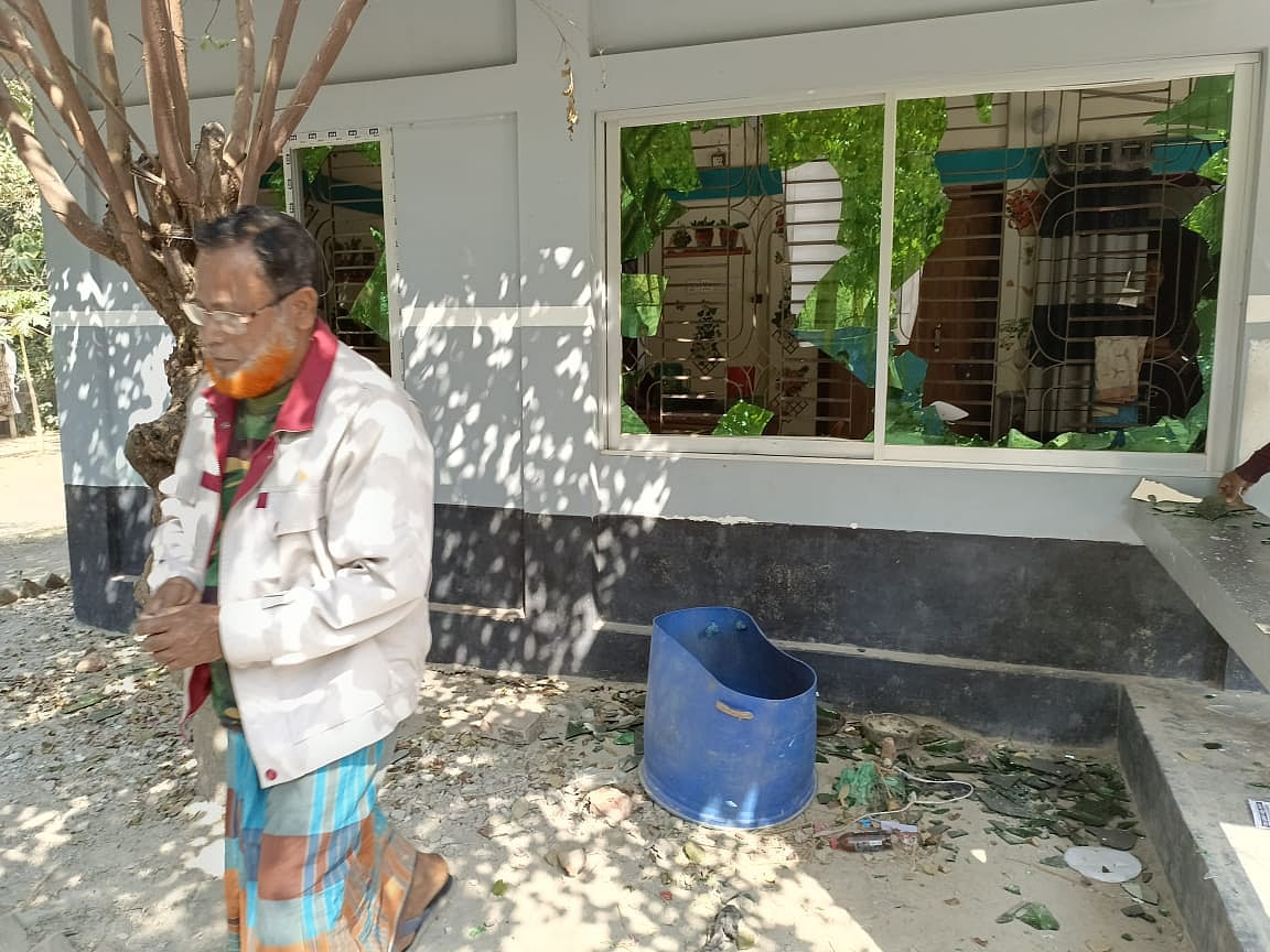 বাগেরহাট সদর উপজেলার বিষ্ণুপুর ইউনিয়ন বিএনপির সভাপতির বাড়িতে হামলা ও ভাঙচুর করা হয়েছে। আজ শুক্রবার তোলা