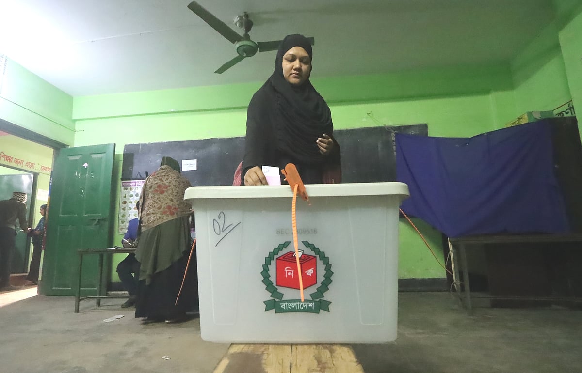 জাতীয় সংসদ নির্বাচন ও গণভোটে ভোট দিচ্ছেন একজন ভোটার। গত বৃহস্পতিবার সকালে রংপুর নগরের কেল্লাবন্দ সরকারি প্রাথমিক বিদ্যালয় কেন্দ্রে