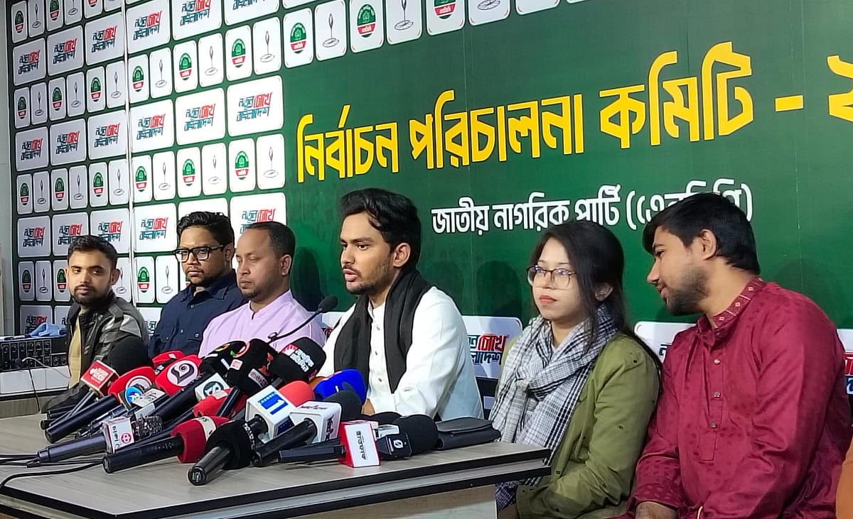 রাজধানীর বাংলামোটরে এনসিপির অস্থায়ী কার্যালয়ে আয়োজিত সংবাদ সম্মেলনে সাংবাদিকদের সঙ্গে কথা বলেন এনসিপির মুখপাত্র আসিফ মাহমুদ সজীব ভুঁইয়া। ১৩ ফেব্রুয়ারি, ২০২৬