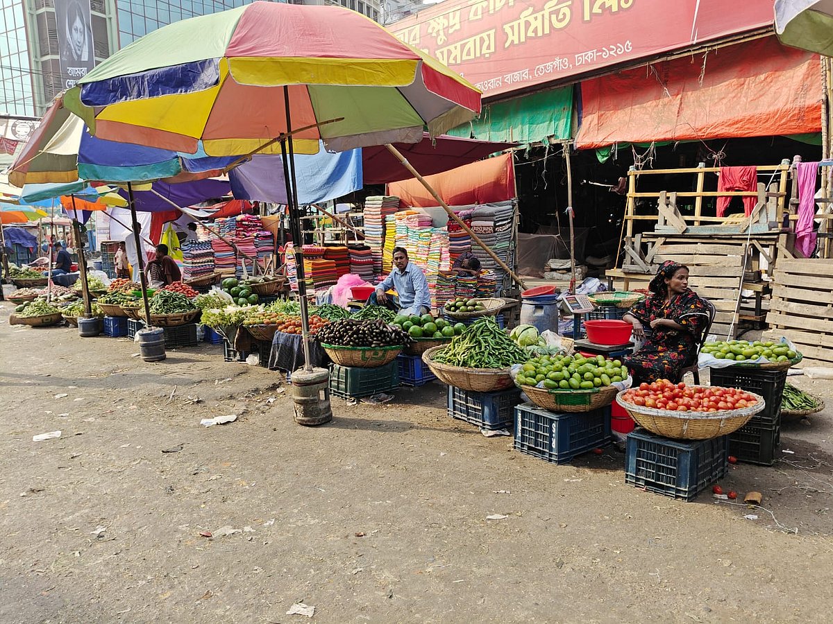 কারওয়ান বাজারে ক্রেতা নেই। বিক্রেতারা নিজেদের মধ্যে গল্প করে সময় কাটাচ্ছেন। আজ শুক্রবার দুপুরে কারওয়ান বাজার থেকে তোলা