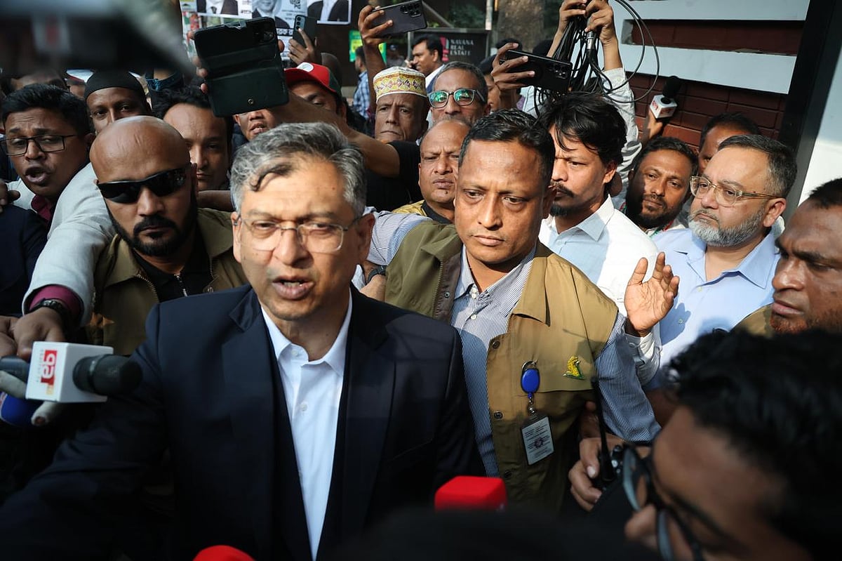 রাজধানীর গুলশানে বিএনপি চেয়ারম্যানের রাজনৈতিক কার্যালয়ের সামনে সাংবাদিকদের সঙ্গে কথা বলেন বিএনপির স্থায়ী কমিটির সদস্য সালাহউদ্দিন আহমদ