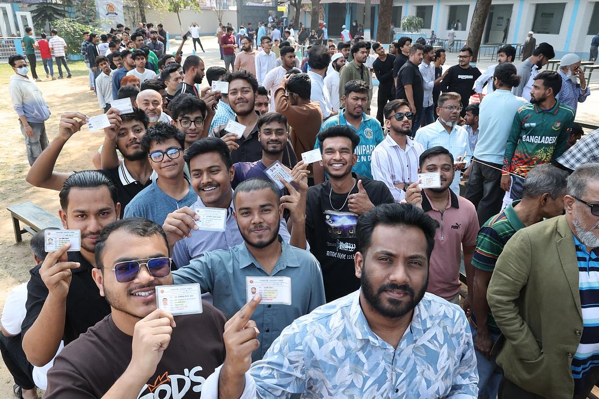 উচ্ছ্বসিত ভোটাররা এমন লাইনে দাঁড়িয়ে ভোট দিয়েছিলেন গতকাল বৃহস্পতিবার। দৃশ্যটি ঢাকার তেজগাঁওয়ে বটমলি হোম বালিকা উচ্চবিদ্যালয় কেন্দ্রের