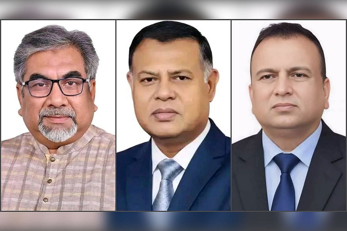 বাঁ থেকে সৈয়দ এমরান সালেহ, মোতাহার হোসেন তালুকদার ও মো. আখতারুল আলম