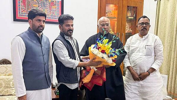 ভারতের তেলেঙ্গানা রাজ্যের মুখ্যমন্ত্রী রেভনাথ রেড্ডি কংগ্রেসের সভাপতি মল্লিকার্জুন খাড়গের সঙ্গে তাঁর বাসভবনে সাক্ষাৎ করেন। ১১ ফেব্রুয়ারি ২০২৬, নয়াদিল্লি