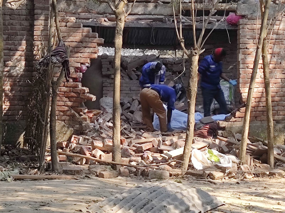 ককটেল  বিস্ফোরণে নিহত ব্যক্তিদের লাশ উদ্ধার করেছে পুলিশ। শনিবার চাঁপাইনবাবগঞ্জ সদরের ফাটাপাড়ায়