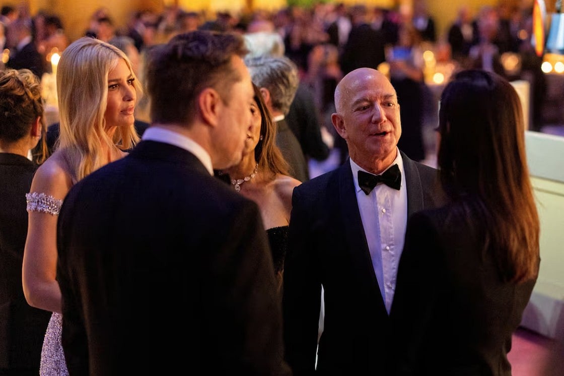 ডোনাল্ড ট্রাম্প প্রেসিডেন্ট হিসেবে শপথ নেওয়ার আগে আয়োজিত এক নৈশভোজে জেফ বেজোস, ইলন মাস্ক ও ইভাঙ্কা ট্রাম্প। ১৯ জানুয়ারি ২০২৫