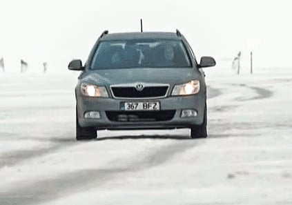 এস্তোনিয়ায় ‘আইস রোড’–এ চলছে গাড়ি