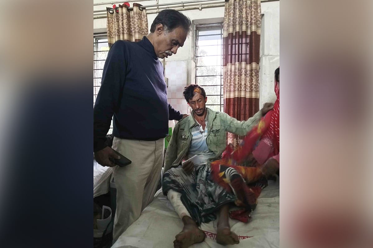 প্রতিপক্ষের হামলায় আহত কর্মী মোহাম্মদ শামসুল প্রামাণিককে দেখতে হাসপাতালে আসেন নাটোর-১ আসনের স্বতন্ত্র প্রার্থী তাইফুল ইসলাম। আজ শনিবার সকালে লালপুর উপজেলা স্বাস্থ্য কমপ্লেক্সে