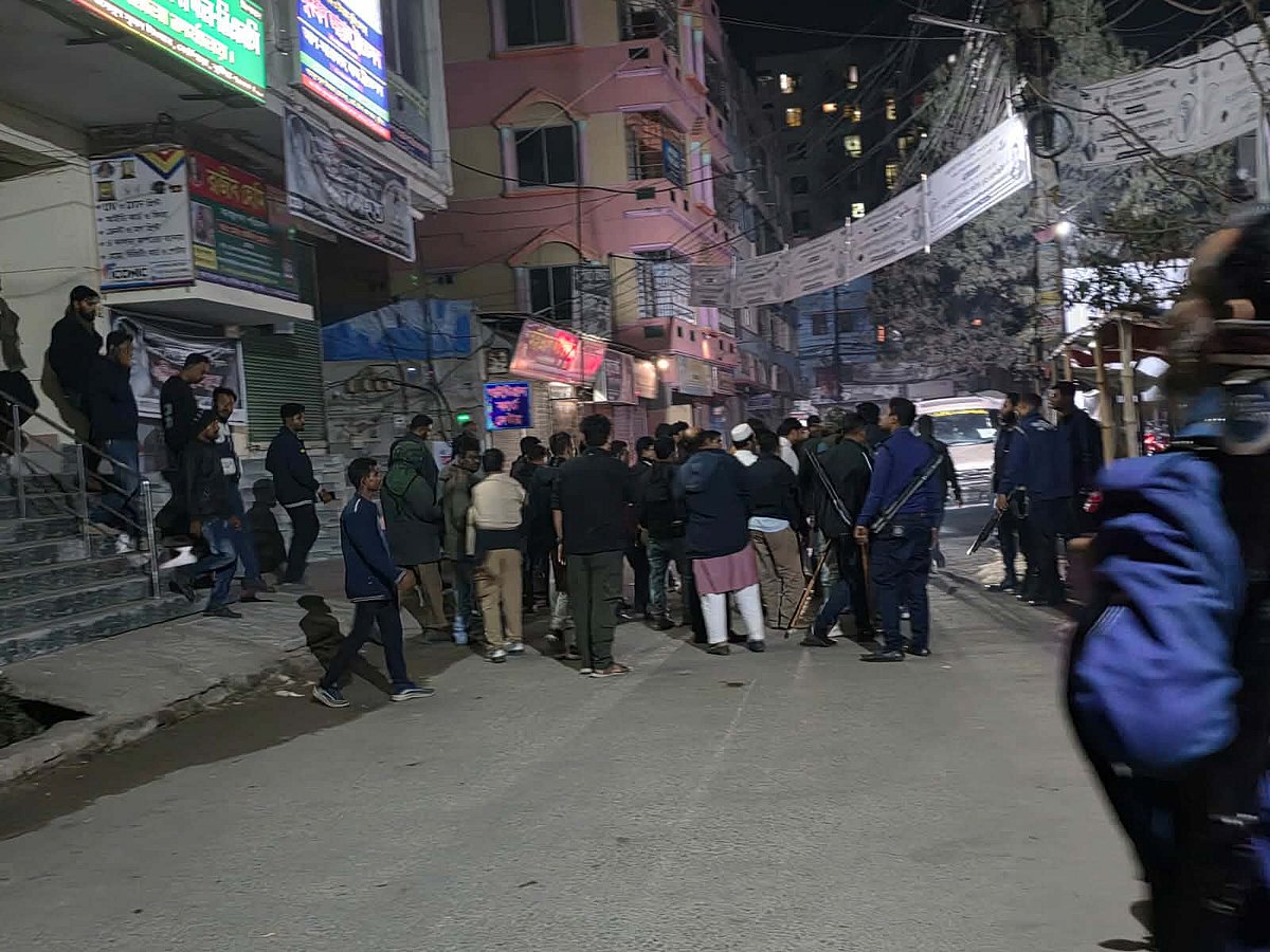 কুষ্টিয়ায় বিএনপির নেতা–কর্মীদের মধ্যে ধাওয়া পাল্টা ধাওয়া। গতকাল রাতে জেলা বিএনপির কার্যালয়ের সামনে