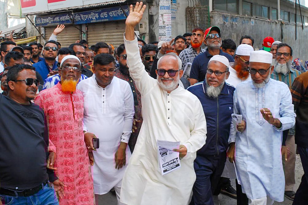 ত্রয়োদশ জাতীয় সংসদ নির্বাচনে প্রচারণায় খুলনা–২ আসনে বিএনপি প্রার্থী নজরুল ইসলাম মঞ্জু। সম্প্রতি নগরের সোনাডাঙ্গা এলাকায়