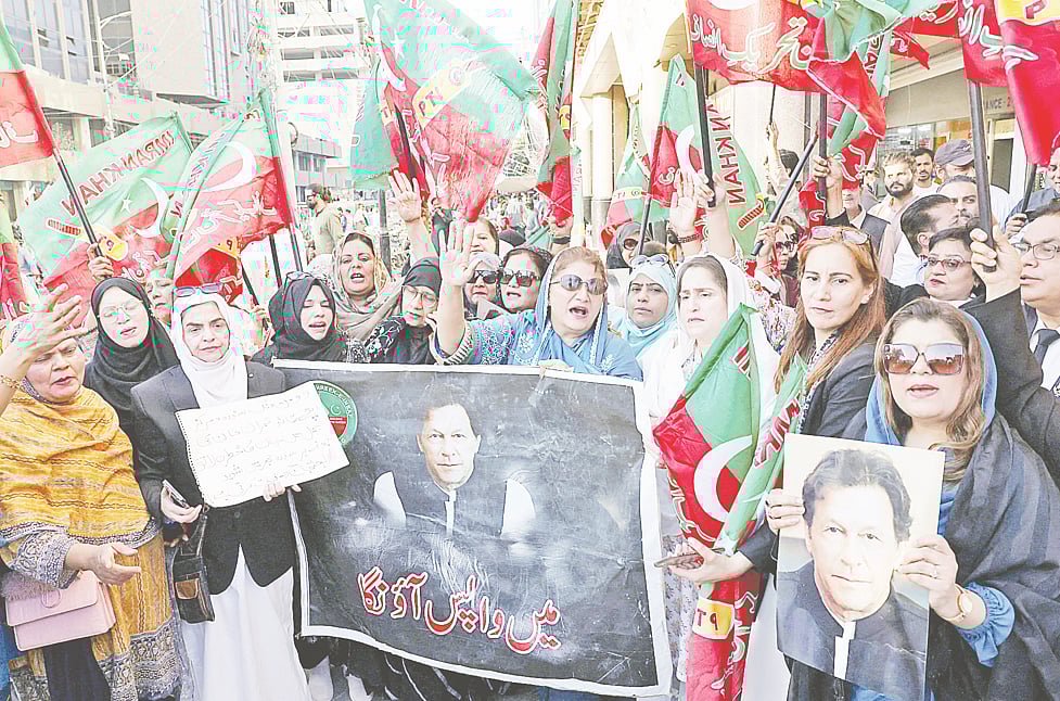 কারাবন্দী পাকিস্তানের সাবেক প্রধানমন্ত্রী ইমরান খানের সুচিকিৎসার দাবিতে পিটিআইয়ের সমর্থকদের বিক্ষোভ। শুক্রবার করাচি শহরে