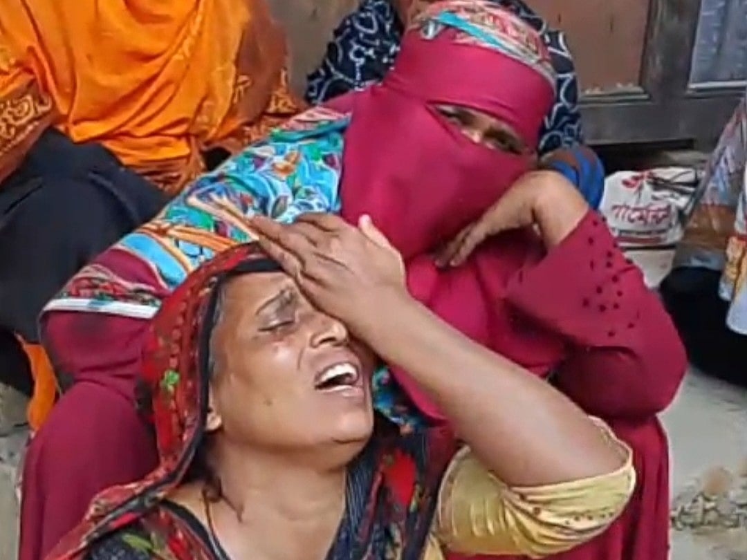 জসিম উদ্দিনের বাড়িতে চলছে স্বজনদের মাতম। আজ শনিবার সকালে মুন্সিগঞ্জ সদর উপজেলার চর আবদুল্লাহ গ্রামে।