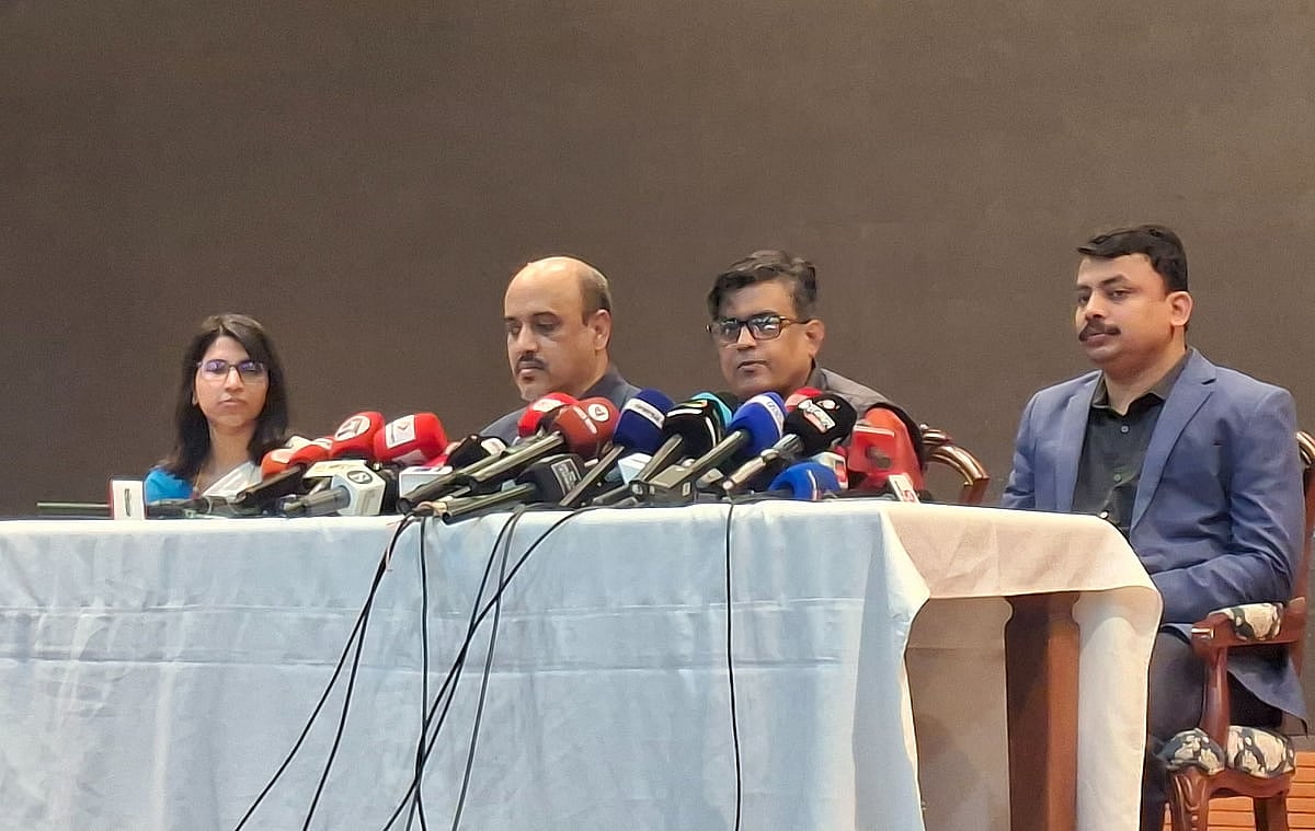 সংবাদ সম্মেলনে কথা বলছেন অন্তর্বর্তী সরকারের প্রধান উপদেষ্টার প্রেস সচিব শফিকুল আলম। রাজধানীর ফরেন সার্ভিস একাডেমিতে, ১৪ ফেব্রুয়ারি ২০২৬