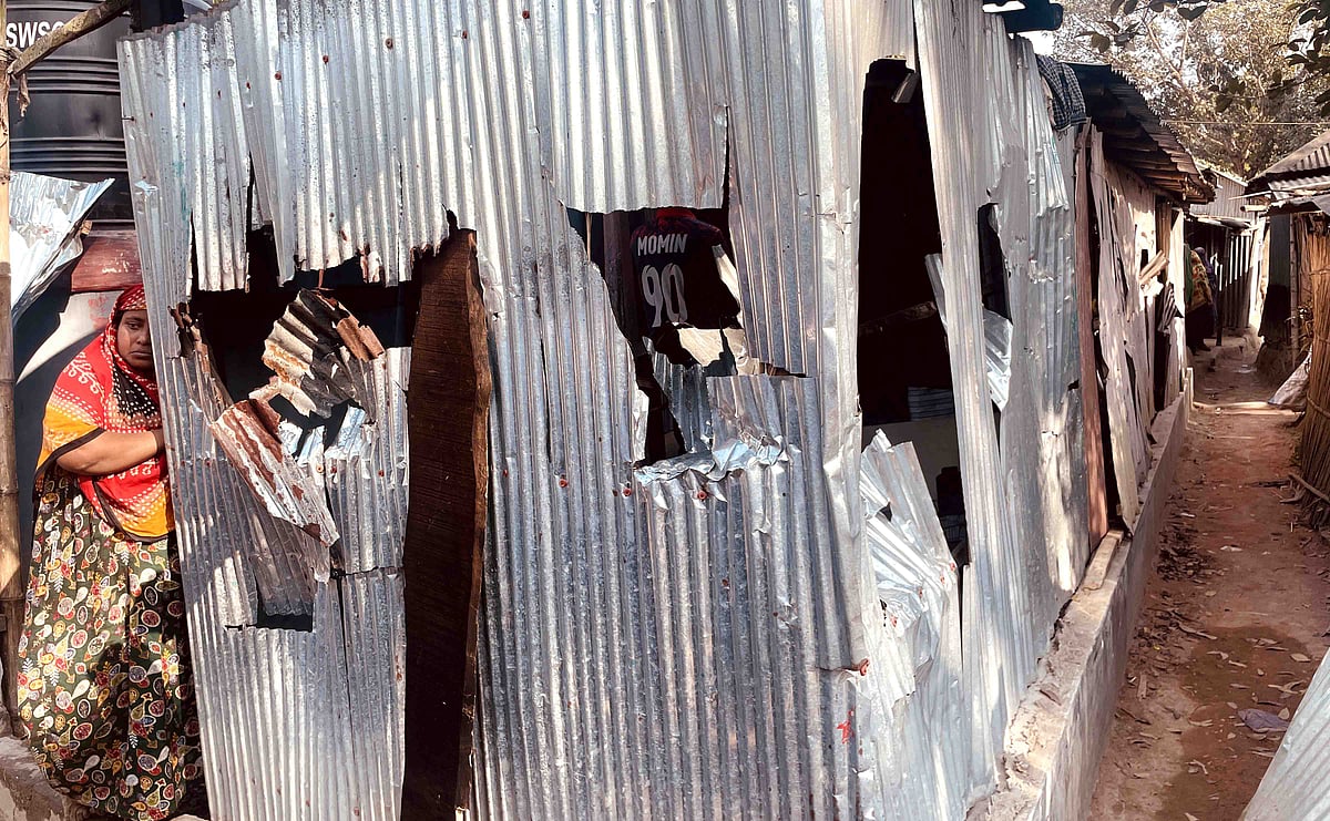 নাটোরের বড়াইগ্রামে বিএনপি কর্মীরা জামায়াতের কয়েকজন কর্মীর বাড়িতে হামলা চালায়। শনিবার বেলা ১১টায় উপজেলার ধানাইদহ পূর্বপাড়ায়