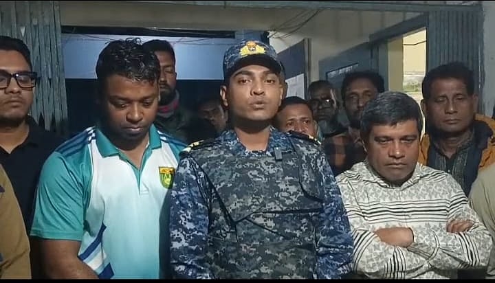 নোয়াখালীর হাতিয়ায় বিএনপির প্রার্থীর বাড়িতে অভিযানের বিষয়ে কথা বলেন, লেফটেন্যান্ট কমান্ডার মো. আরাফাত