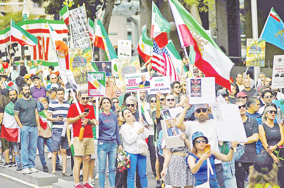 ইরানের বর্তমান শাসনব্যবস্থার বিরুদ্ধে আন্তর্জাতিক পদক্ষেপ এবং মার্কিন হস্তক্ষেপের দাবিতে প্রবাসী ইরানি সম্প্রদায়ের বিক্ষোভ। গত শুক্রবার অস্ট্রেলিয়ার সিডনিতে