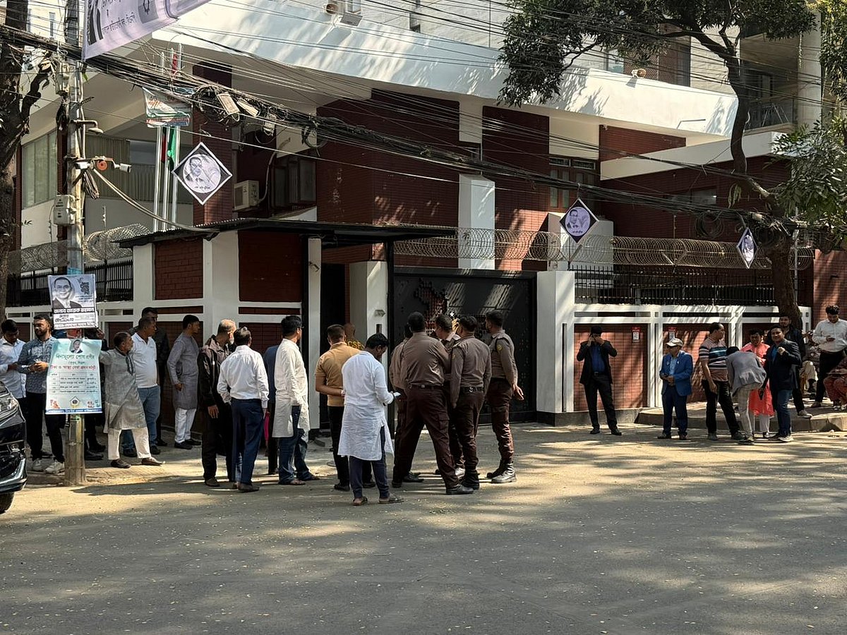 রাজধানীর গুলশানে বিএনপির চেয়ারম্যানের কার্যালয়ের সামনে সকাল থেকে জড়ো হন দলটির নেতা–কর্মীরা। আজ শনিবার দুপুরে