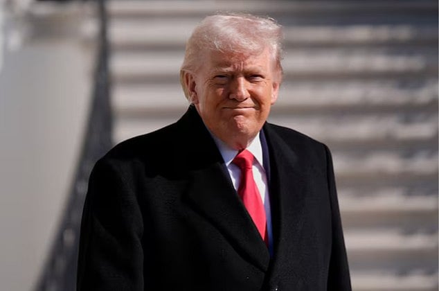 হোয়াইট হাউসের সাউথ লনে মার্কিন প্রেসিডেন্ট ডোনাল্ড ট্রাম্প। ১৩ ফেব্রুয়ারি ২০২৬