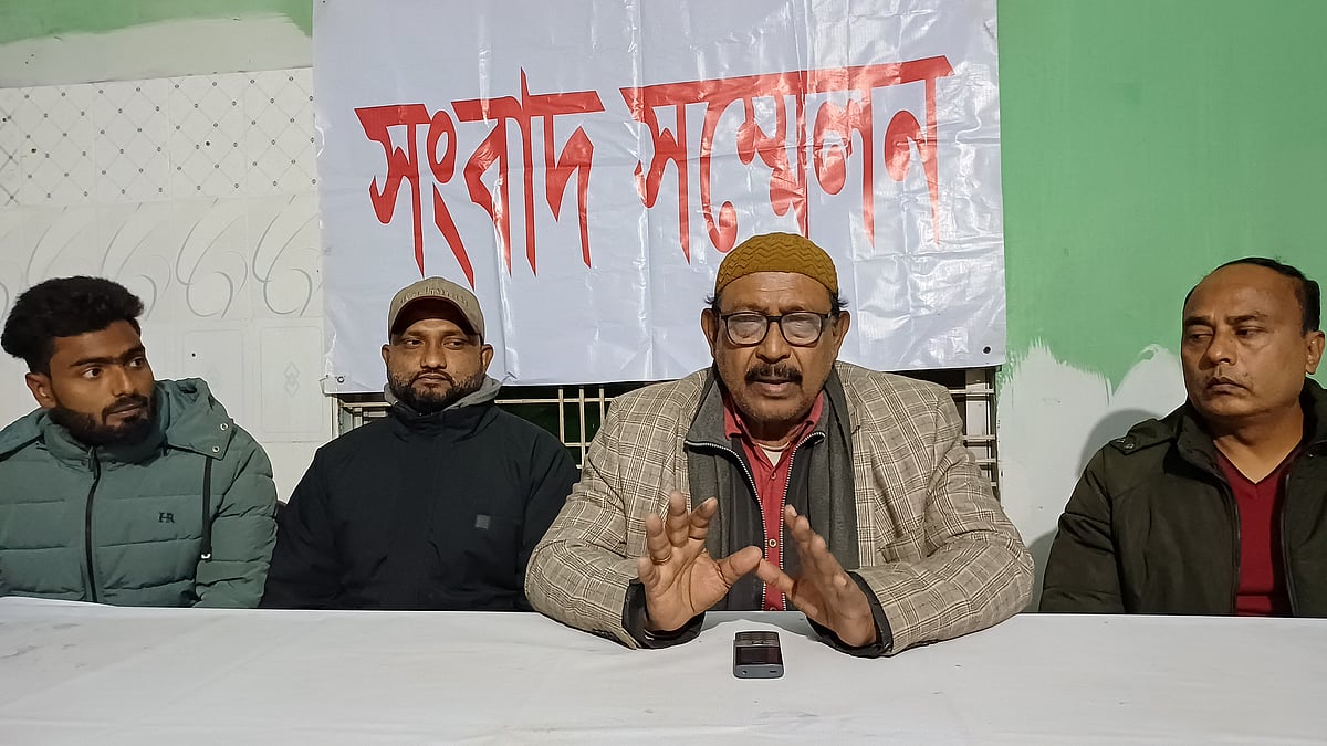 সংবাদ সম্মেলন করে বক্তব্য দেন পঞ্চগড় সদর উপজেলা বিএনপির সভাপতি আবু দাউদ প্রধান। গতকাল শুক্রবার রাতে পঞ্চগড় জেলা শহরের পুরাতন ক্যাম্প এলাকায়