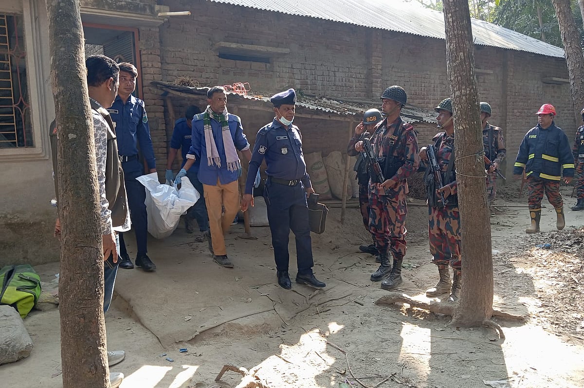 বিস্ফোরণের খবর পেয়ে আইনশৃঙ্খলা রক্ষাকারী বাহিনীর সদস্যরা ঘটনাস্থলে গিয়ে উদ্ধারকাজ চালান। আজ শনিবার চাঁপাইনবাবগঞ্জ সদরের ফাটাপাড়ায়