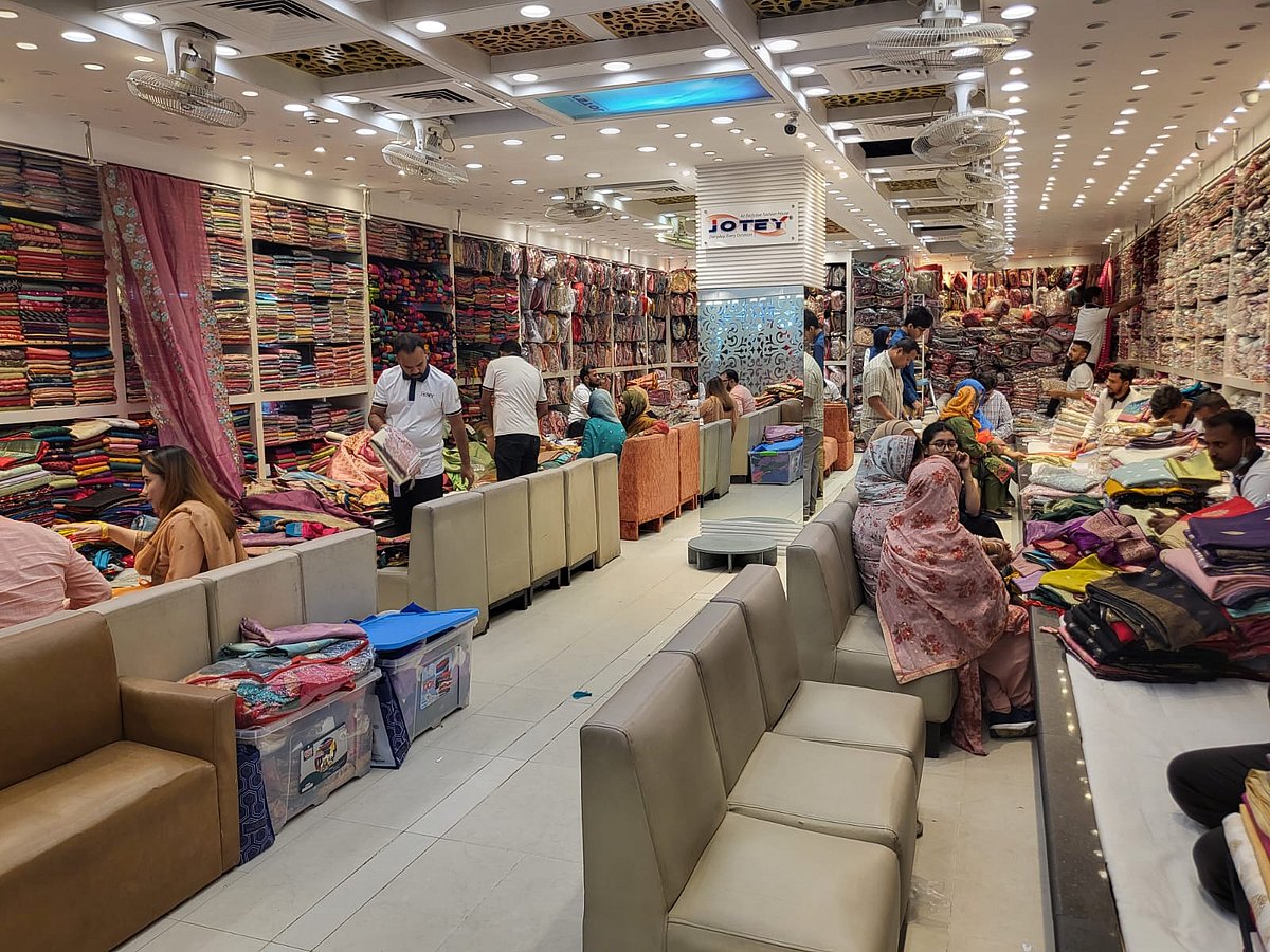 রাজধানীর বসুন্ধরা সিটি শপিং কমপ্লেক্সের এক শাড়ির দোকানে ক্রেতাদের ভিড়। আজ শনিবার দুপুরে