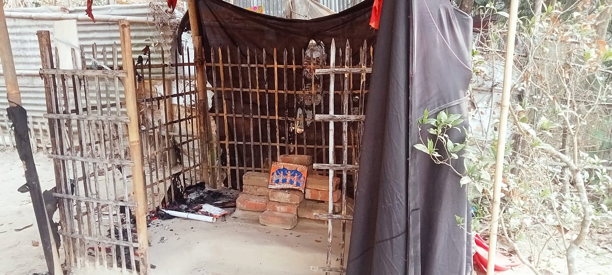 বাঁশ, টিন দিয়ে তৈরি মন্দিরের ভেতরে থাকা কৃষ্ণের ছবি, গীতাসহ পূজার উপকরণ পুড়ে গেছে। আজ রোববার সকালে সিলেট শহরের পাঠানটুলা এলাকার তারাপুর চা-বাগানে