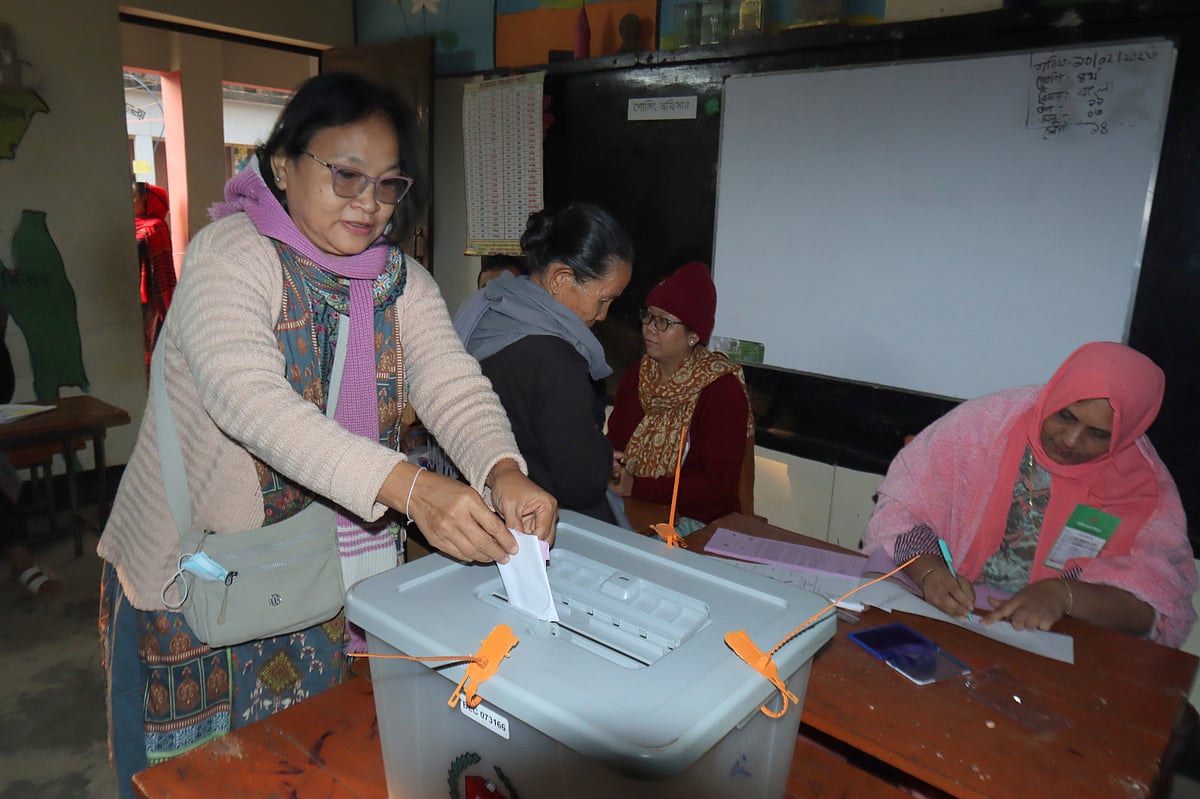 ভোট দেওয়ার পর ব্যালট বাক্সে ফেলছেন এক ভোটার। গত বৃহস্পতিবার রাঙামাটির রাঙাপানি গ্রামের যোগেন্দ্র দেওয়ান পাড়া সরকারি প্রাথমিক বিদ্যালয় কেন্দ্রে