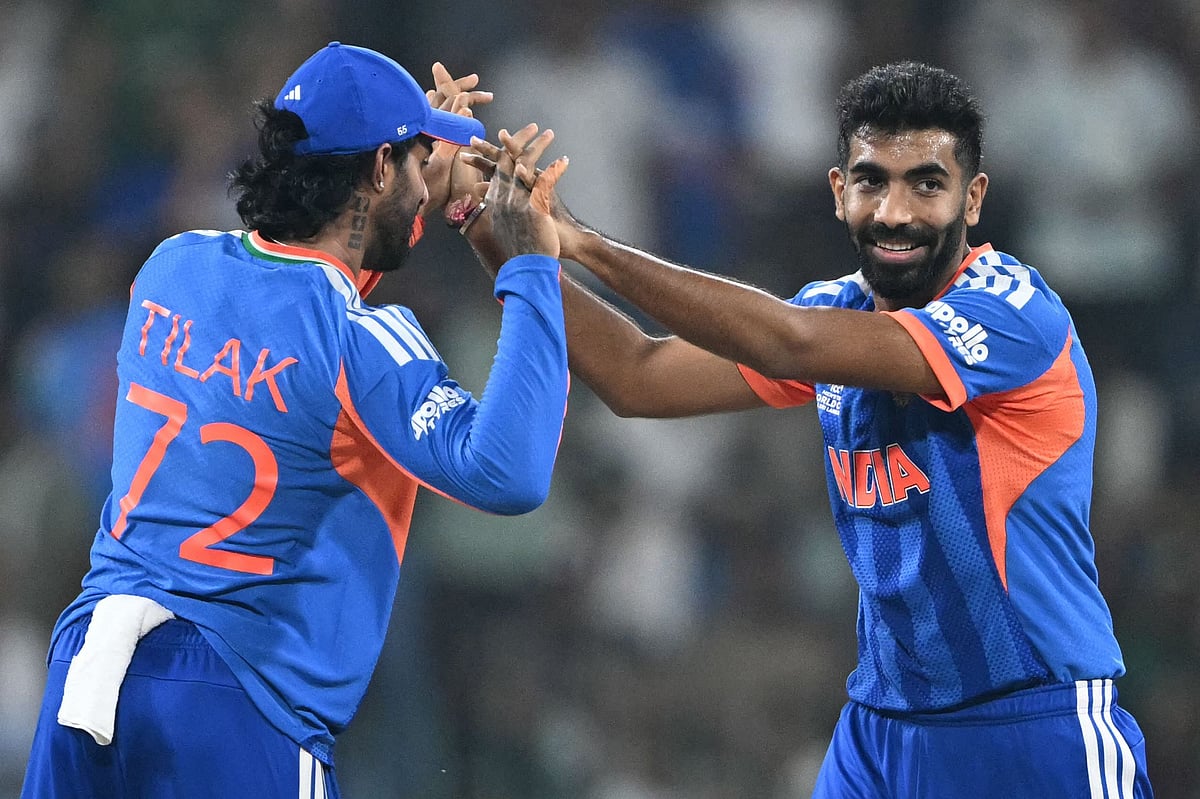 সাইম আইয়ুবকে ফেরানোর পর তিলক বর্মার (বাঁয়ে) সঙ্গে যশপ্রীত বুমরার উদ্‌যাপন