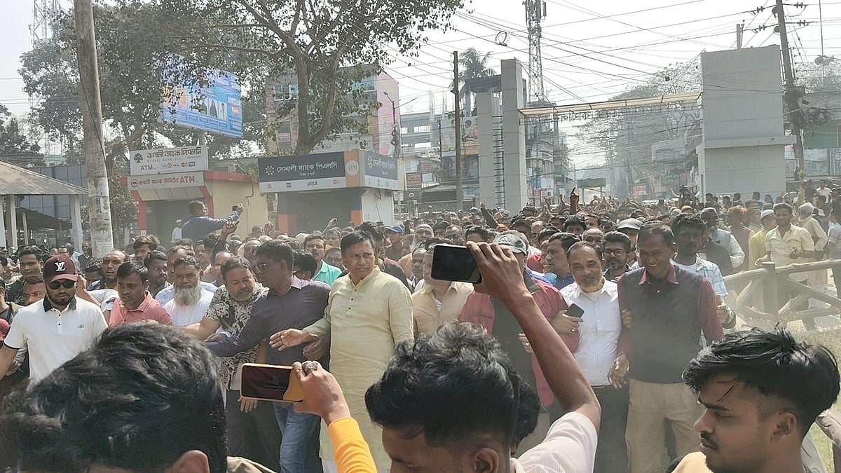 রংপুরে দুপুর ১২টা থেকে বেলা আড়াইটা পর্যন্ত ভোট পুনর্গণনার দাবিতে জেলা প্রশাসকের কার্যালয় ঘেরাও করে বিক্ষোভ করেন বিএনপির নেতা-কর্মীরা। কাচারিবাজার, রংপুর, ১৫ ফেব্রুয়ারি