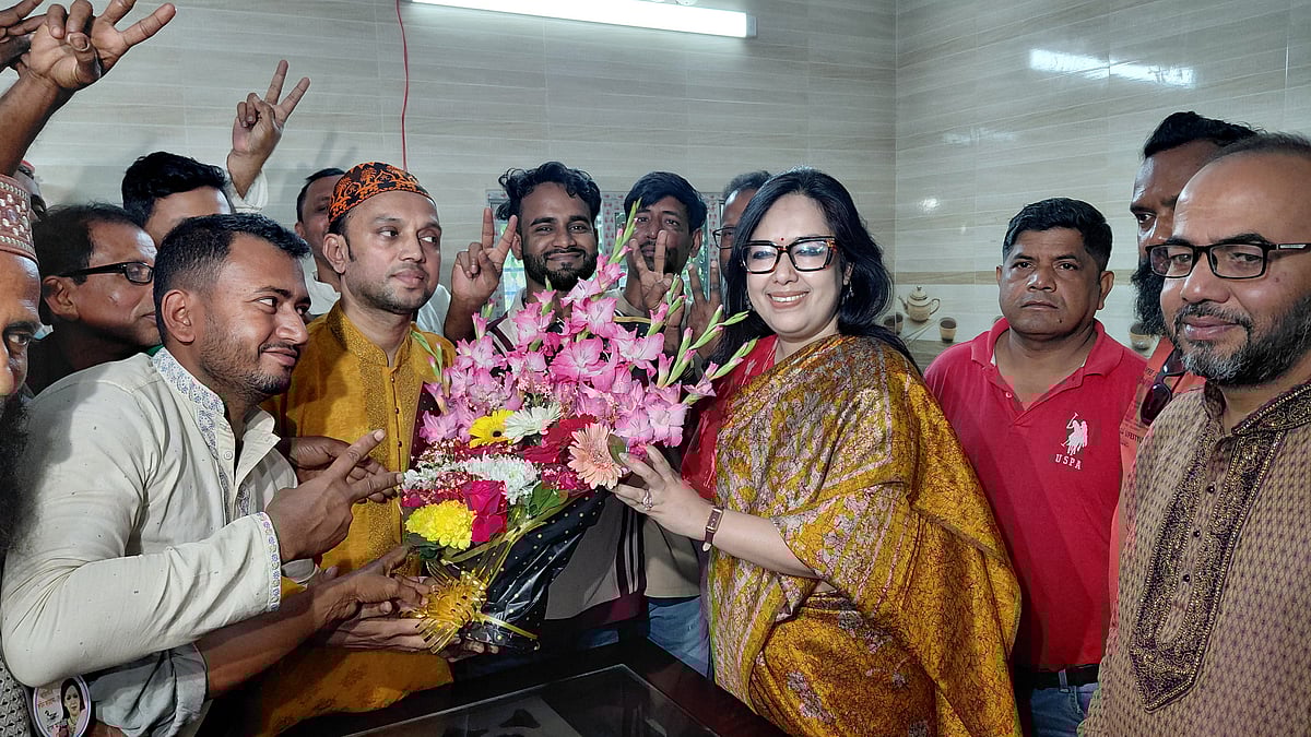 রুমিন ফারহানাকে ফুল দিয়ে বরণ করে নিচ্ছেন কর্মী-সমর্থকেরা। গত শুক্রবার দুপুরে সরাইল উপজেলার শাহবাজপুর গ্রামে।