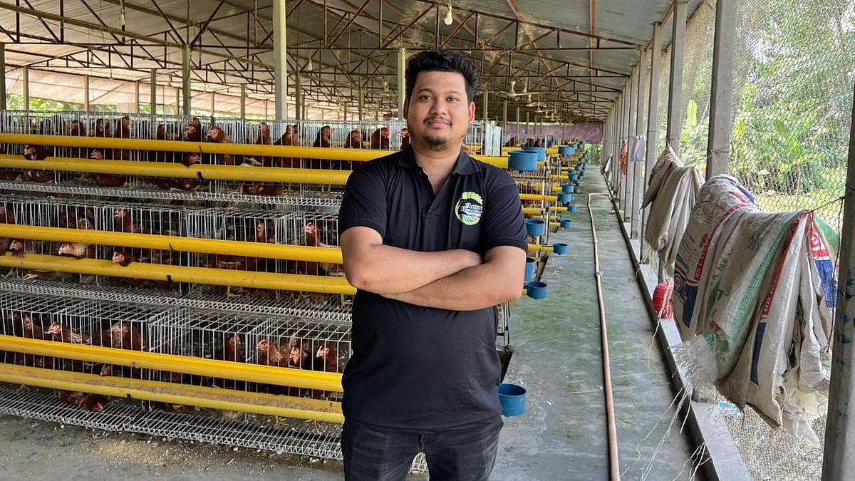 নিজের খামারে আসাদুজ্জামান